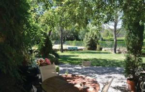 Appartements 1 Bedroom Amazing Apartment In Lorgues : photos des chambres