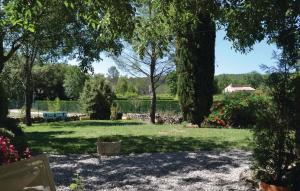Appartements 1 Bedroom Amazing Apartment In Lorgues : photos des chambres