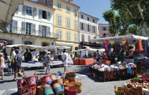 Appartements 1 Bedroom Amazing Apartment In Lorgues : photos des chambres