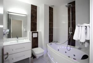 Hotels Auberge bretonne : Chambre Double avec Baignoire Spa