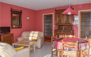 Maisons de vacances Two-Bedroom Holiday Home in Saint Cast Le Guildo : photos des chambres