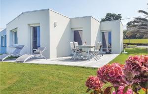 Maisons de vacances Awesome Home In Plouarzel With Wifi : photos des chambres