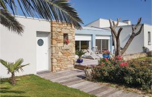 Maisons de vacances Awesome Home In Plouarzel With Wifi : photos des chambres