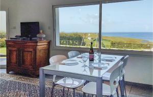 Maisons de vacances Awesome Home In Plouarzel With Wifi : photos des chambres