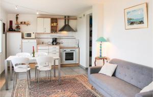 Maisons de vacances Awesome Home In Plouarzel With Wifi : photos des chambres