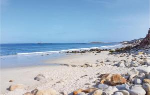 Maisons de vacances Awesome Home In Plouarzel With Wifi : photos des chambres