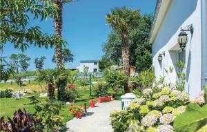 Maisons de vacances Awesome Home In Benodet With Wifi : photos des chambres