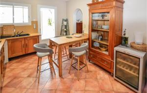 Maisons de vacances Awesome home in Chateuneuf de Gadagne with 3 Bedrooms and WiFi : photos des chambres