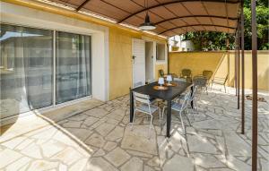 Maisons de vacances 3 Bedroom Awesome Home In Chateuneuf De Gadagne : photos des chambres