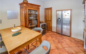 Maisons de vacances Awesome home in Chateuneuf de Gadagne with 3 Bedrooms and WiFi : photos des chambres