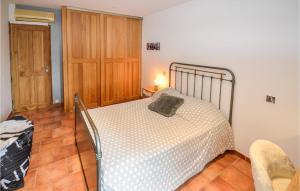 Maisons de vacances 3 Bedroom Awesome Home In Chateuneuf De Gadagne : photos des chambres