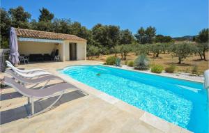 Maisons de vacances Beautiful home in Eygalires with 4 Bedrooms, WiFi and Outdoor swimming pool : photos des chambres