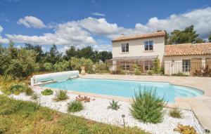 Maisons de vacances 4 Bedroom Cozy Home In Eygalieres : photos des chambres