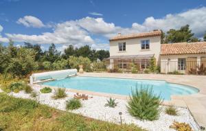 Maisons de vacances Beautiful home in Eygalires with 4 Bedrooms, WiFi and Outdoor swimming pool : photos des chambres