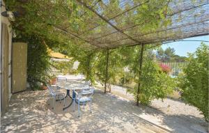 Maisons de vacances Beautiful home in Eygalires with 4 Bedrooms, WiFi and Outdoor swimming pool : photos des chambres