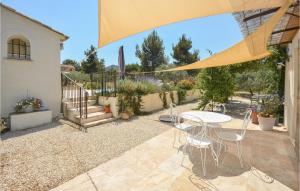 Maisons de vacances Beautiful home in Eygalires with 4 Bedrooms, WiFi and Outdoor swimming pool : photos des chambres