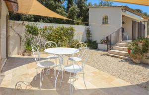 Maisons de vacances Beautiful home in Eygalires with 4 Bedrooms, WiFi and Outdoor swimming pool : photos des chambres