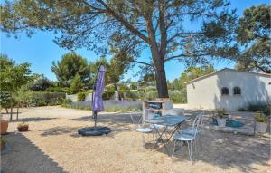 Maisons de vacances 4 Bedroom Cozy Home In Eygalieres : photos des chambres