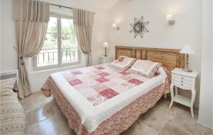 Maisons de vacances 4 Bedroom Cozy Home In Eygalieres : photos des chambres