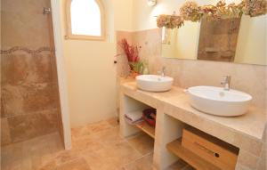 Maisons de vacances 4 Bedroom Cozy Home In Eygalieres : photos des chambres