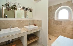 Maisons de vacances 4 Bedroom Cozy Home In Eygalieres : photos des chambres