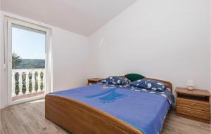3 Bedroom Cozy Apartment In Supetarska Draga