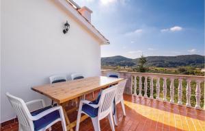 3 Bedroom Cozy Apartment In Supetarska Draga