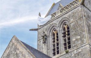 Maisons de vacances Gorgeous Home In Sainte-mre-eglise With Wifi : photos des chambres