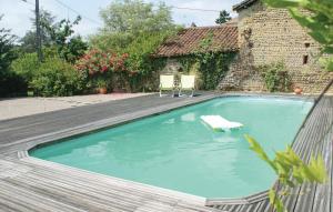 Maisons de vacances Nice home in Sombrun with 4 Bedrooms, WiFi and Outdoor swimming pool : photos des chambres