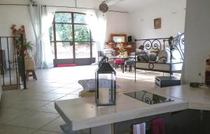Maisons de vacances Beautiful home in Apt with 2 Bedrooms, WiFi and Outdoor swimming pool : photos des chambres