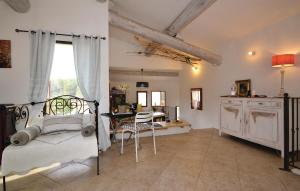 Maisons de vacances Beautiful home in Apt with 2 Bedrooms, WiFi and Outdoor swimming pool : photos des chambres