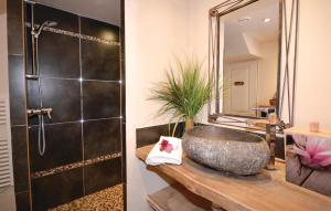 2 Bedroom Stunning Home In Apt