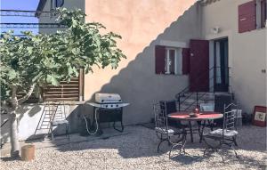 Maisons de vacances Beautiful home in Apt with 2 Bedrooms, WiFi and Outdoor swimming pool : photos des chambres