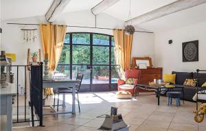 Maisons de vacances Beautiful home in Apt with 2 Bedrooms, WiFi and Outdoor swimming pool : photos des chambres