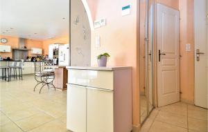 Maisons de vacances Nice Home In Mornas With Private Swimming Pool, Can Be Inside Or Outside : photos des chambres