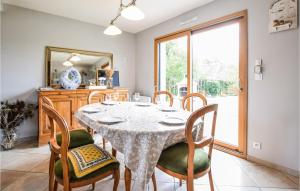 Maisons de vacances 3 Bedroom Stunning Home In Equemauville : photos des chambres