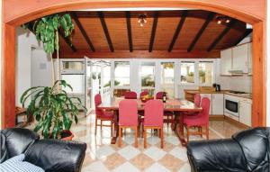 Nice Apartment In Dubrovnik With 4 Bedrooms And Wifi