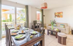 Appartements Beautiful apartment in Six-Fours-les-Plages with 1 Bedrooms, WiFi and Outdoor swimming pool : photos des chambres