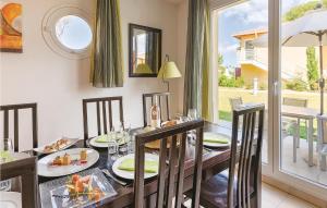 Appartements Beautiful apartment in Six-Fours-les-Plages with 1 Bedrooms, WiFi and Outdoor swimming pool : photos des chambres