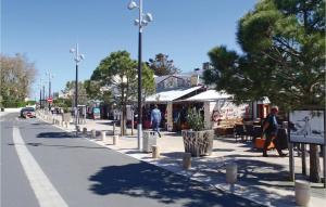 Maisons de vacances Three-Bedroom Holiday Home in La Tranche sur Mer : photos des chambres