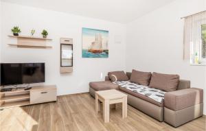 6 Bedroom Stunning Home In Lukovo 