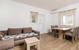 6 Bedroom Stunning Home In Lukovo