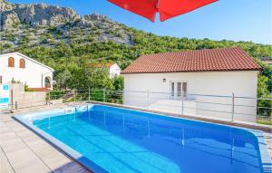 6 Bedroom Stunning Home In Lukovo