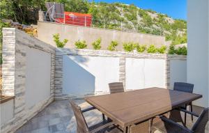 6 Bedroom Stunning Home In Lukovo
