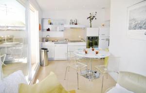 Maisons de vacances Lovely Home In Beaucaire With Wifi : photos des chambres
