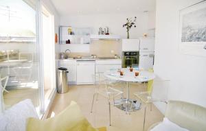 Maisons de vacances Awesome home in Beaucaire with 2 Bedrooms and WiFi : photos des chambres