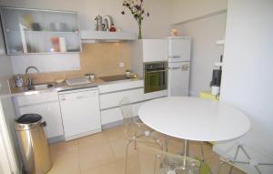 Maisons de vacances Awesome home in Beaucaire with 2 Bedrooms and WiFi : photos des chambres