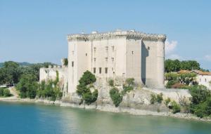 Maisons de vacances Lovely Home In Beaucaire With Wifi : photos des chambres