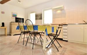 Maisons de vacances Beautiful home in Aramon with 3 Bedrooms and WiFi : photos des chambres