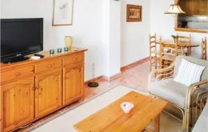 2 Bedroom Cozy Apartment In Torrevieja - Торрев'єха
